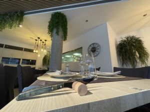 ¿Ya conoces Can Blanco? Es el nuevo restaurante que se ha instalado en el Hotel Palau de Girona y ya está dando mucho de qué hablar. Este lugar no es solo una nueva opción para comer, es una invitación a disfrutar de una buena mesa en un ambiente desenfadado y acogedor. En Can Blanco, no nos complicamos demasiado. Nos encanta la buena comida, y eso es lo que encontrarás aquí. El menú es sencillo pero cada plato está hecho con mucho mimo, usando ingredientes frescos y de calidad. Desde una jugosa carne hasta un pescado fresco del día, cada opción en el menú es una muestra de la riqueza gastronómica de la región. Nuestro espacio es relajado y moderno. Es ideal para esas cenas informales con amigos, almuerzos en familia o simplemente para tomar algo si te encuentras por la zona. Además, nuestro equipo es de lo más amigable y siempre está dispuesto a recomendarte lo mejor de la casa. Y no solo se trata de buena comida. La selección de vinos y bebidas en Can Blanco te permitirá encontrar el acompañamiento perfecto para tu comida. Además, si te apetece algo diferente, siempre hay alguna recomendación especial que seguro te sorprenderá. En resumen, Can Blanco no es solo un restaurante, es un espacio donde la buena comida y la buena compañía se encuentran. Así que, ya sea que vengas solo o acompañado, siempre encontrarás un ambiente acogedor y un plato que te haga volver. No esperes más y descubre este nuevo rincón gastronómico en el Hotel Palau de Girona. ¡Te esperamos con las puertas abiertas y la mesa lista!
