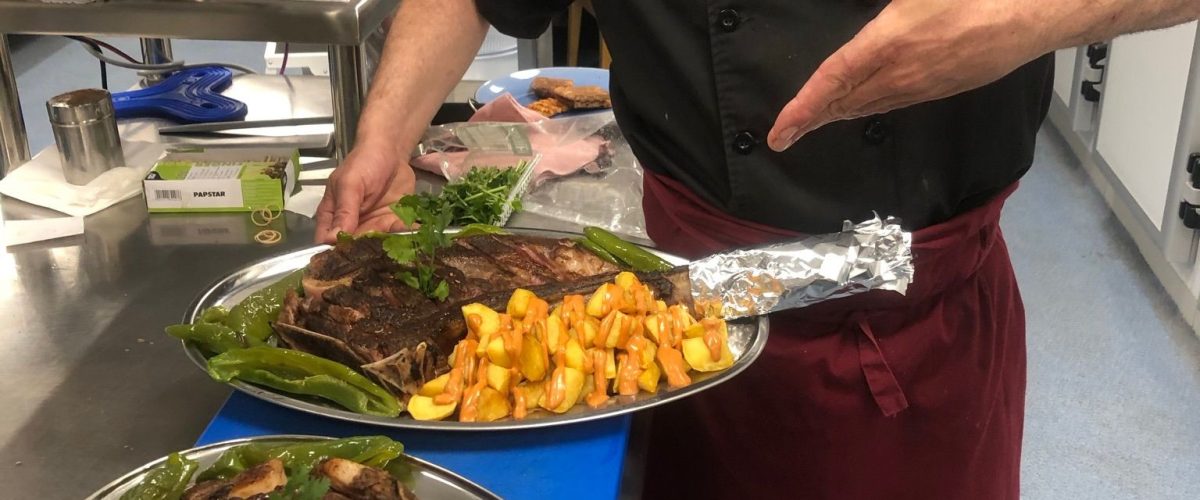 Una Experiencia Gastronómica Inolvidable: Las Chuletas Tomahawk del Hotel Palau en Girona